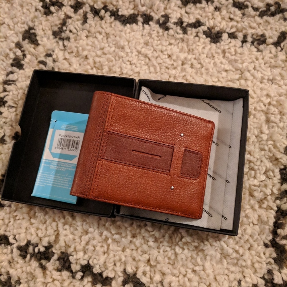 NWT Italian 100% leather Piquadro wallet